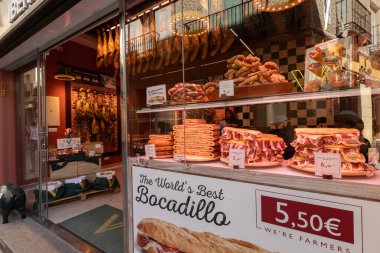 SEGOVIA, İspanya - 15 Temmuz 2024: İspanya 'da İspanyol jamonu ve jambonlu sandviçlerin olduğu dükkanın sokak manzarası