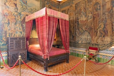 SEGOVIA, İspanya - 15 Temmuz 2024: Segovia İspanya 'daki Alcazar müzesinde kraliyet yatak odası