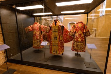 SEGOVIA, İspanya - 15 Temmuz 2024: 16. yüzyılda İspanya 'da inşa edilen son gotik katedral olan Segovia katedralinin içi. Katedral müzesinde Katolik rahibin kıyafetleri sergileniyor.