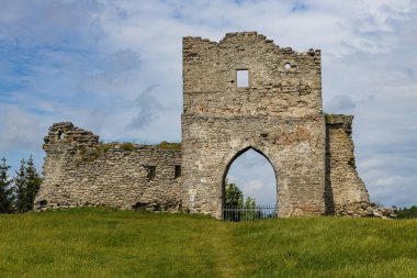 Ukrayna 'nın Ternopil bölgesinde Kremenets şatosu manzarası bulutlu.