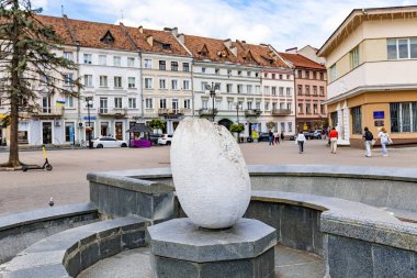 IVANO-FRANKIVSK, UKRAINE - 4 Temmuz 2025: Ivano-Frankivsk Ukrayna 'nın merkezinde yumurta şekilli çeşme