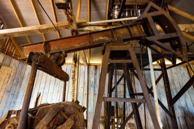 DROGOBYTCH, UKRAINE - 6 Temmuz 2025: Drogobyth Ukrayna 'daki eski tuz fabrikasında madencilik ekipmanları