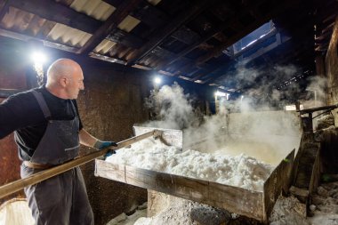 DROGOBYTCH, UKRAINE - 4 Temmuz 2025: Ukrayna 'nın Drogobytch kasabasındaki eski tuz işleme sıvısında çalışan