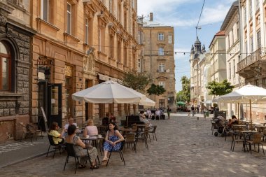 LVIV, UKRAINE - 6 Temmuz 2025: Eski Lviv Ukrayna 'daki güzel Outdoot cafe