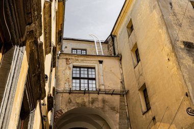 Ukrayna 'nın eski Lviv Ermeni caddesinde gökyüzüne giden merdiven