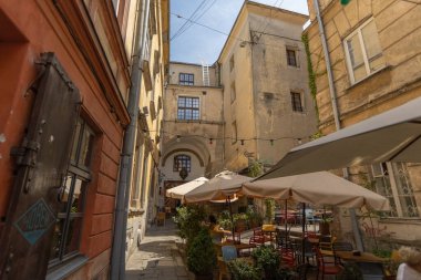 LVIV, UKRAINE - 6 Temmuz 2025: Eski Lviv Ukrayna 'daki güzel Outdoot cafe