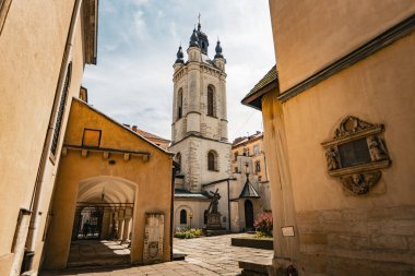 LVIV, UKRAINE - 6 Temmuz 2025: Eski Lviv Ukrayna kasabasındaki Ermeni kilisesinin çan kulesi