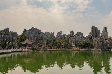 Yunnan 'daki Shilin Stone Ormanı' nda etkileyici bir göl ve taş manzarası var.