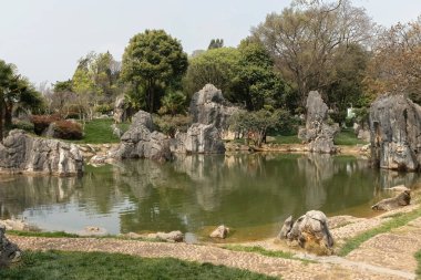 Yunnan 'daki Shilin Stone Ormanı' nda etkileyici bir göl ve taş manzarası var.