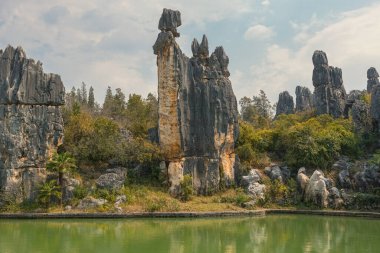 Yunnan 'daki Shilin Stone Ormanı' nda etkileyici bir göl ve taş manzarası var.