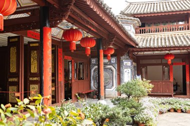 KUNMING, ÇİN - 20 Mart 2025: Yunnan Etnik Köyü, Kunming Çin 'deki güzel bahçeli geleneksel Çin evi