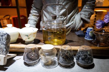 Geleneksel çay töreninde Çin çayı demleyen kadın yüzü görünmüyor.