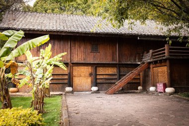 KUNMING, ÇİN - 20 Mart 2025: Çin 'in Yunnan ilinde geleneksel köy evi, Kunming' in Yunnan Etnik Köyü