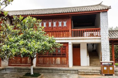 KUNMING, ÇİN - 20 Mart 2025: Kunming Çin 'deki Yunnan Etnik köyünde süslü unsurlar ve Çin dekorasyonlu geleneksel Çin evi