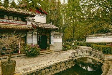 KUNMING, ÇİN - 20 Mart 2025: Kunming Çin 'deki Yunnan Etnik köyünde süslü unsurlar ve Çin dekorasyonlu geleneksel Çin evi