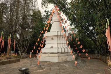 Kunming Çin 'deki Çin tapınağında bayraklı bir Budist.