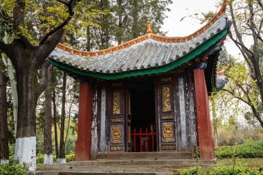 Çin 'in Yunnan kentindeki Kunming Etnik Köyü' nde geleneksel Çin pagodası veya pavilyonu