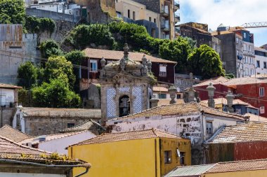 PORTO, PORTUGAL - 10 Temmuz 2024: Porto eski kasaba mimarisi, kiremit çatılı evler ve Porto Portekiz 'deki geleneksel mozaik kilise
