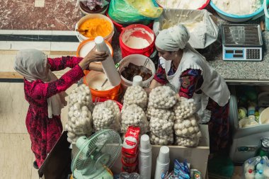 DUSHANBE, TAJIKISTAN - 20 Ağustos 2025: Tacik kadınları Orta Asya 'daki Mehrgon Pazarı' nda süt ürünleri satıyor, Dushanbe Tacikistan 'daki pazar