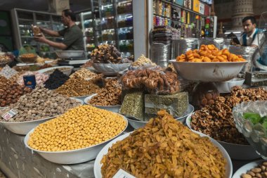 DUSHANBE, TAJIKISTAN - 20 Ağustos 2025: Geleneksel pazar Mehrgon Pazarı Dushanbe 'deki Orta Asya pazarında kuru meyve ve fındık satışı