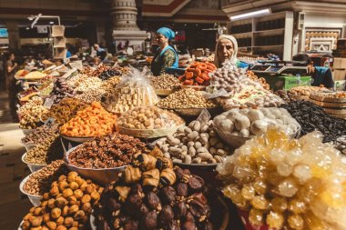  DUSHANBE, TAJIKISTAN - 20 Ağustos 2025: Geleneksel pazar Mehrgon Pazarı Dushanbe 'deki Orta Asya pazarında kuru meyve ve fındık satışı