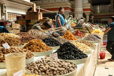  DUSHANBE, TAJIKISTAN - 20 Ağustos 2025: Geleneksel pazar Mehrgon Pazarı Dushanbe 'deki Orta Asya pazarında kuru meyve ve fındık satışı