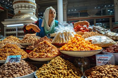  DUSHANBE, TAJIKISTAN - 20 Ağustos 2025: Geleneksel pazar Mehrgon Pazarı Dushanbe 'deki Orta Asya pazarında kuru meyve ve fındık satışı