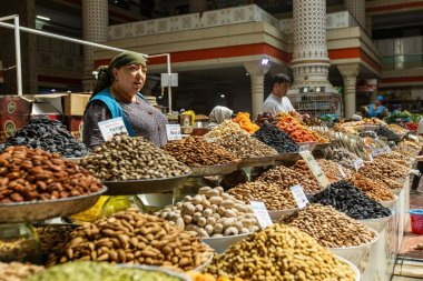  DUSHANBE, TAJIKISTAN - 20 Ağustos 2025: Geleneksel pazar Mehrgon Pazarı Dushanbe 'deki Orta Asya pazarında kuru meyve ve fındık satışı