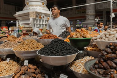 DUSHANBE, TAJIKISTAN - 20 Ağustos 2025: Geleneksel pazar Mehrgon Pazarı Dushanbe 'deki Orta Asya pazarında kuru meyve ve fındık satışı