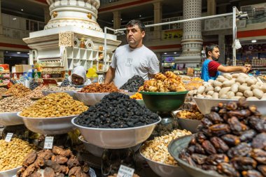  DUSHANBE, TAJIKISTAN - 20 Ağustos 2025: Geleneksel pazar Mehrgon Pazarı Dushanbe 'deki Orta Asya pazarında kuru meyve ve fındık satışı
