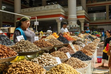  DUSHANBE, TAJIKISTAN - 20 Ağustos 2025: Geleneksel pazar Mehrgon Pazarı Dushanbe 'deki Orta Asya pazarında kuru meyve ve fındık satışı