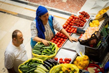 DUSHANBE, TAJIKISTAN - 20 Ağustos 2025: Dushanbe, Tacikistan 'daki geleneksel Mehrgon Pazarı' nda meyve ve sebze tezgahı