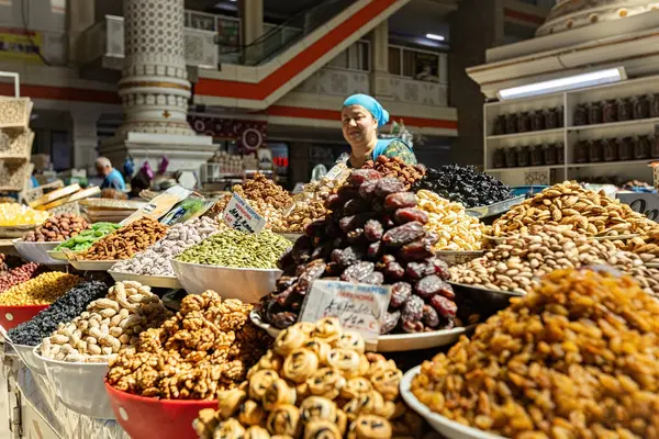  DUSHANBE, TAJIKISTAN - 20 Ağustos 2025: Geleneksel pazar Mehrgon Pazarı Dushanbe 'deki Orta Asya pazarında kuru meyve ve fındık satışı