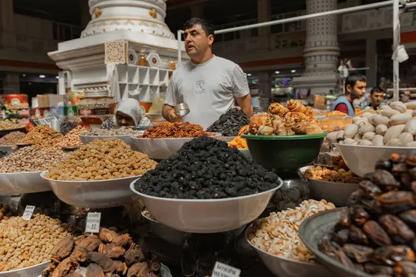 DUSHANBE, TAJIKISTAN - 20 Ağustos 2025: Geleneksel pazar Mehrgon Pazarı Dushanbe 'deki Orta Asya pazarında kuru meyve ve fındık satışı