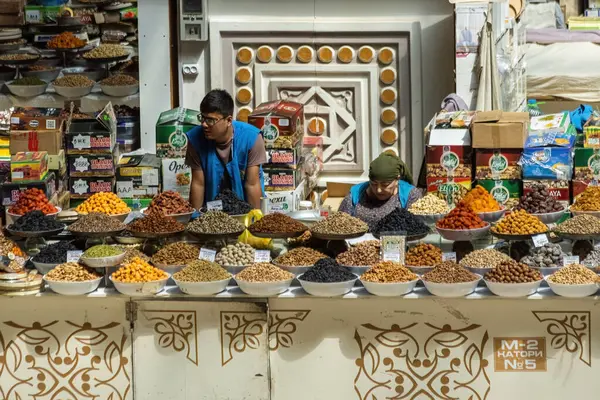  DUSHANBE, TAJIKISTAN - 20 Ağustos 2025: Geleneksel pazar Mehrgon Pazarı Dushanbe 'deki Orta Asya pazarında kuru meyve ve fındık satışı