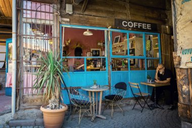 ANKARA, TURKEY - 15 Ağustos 2025: Ankara 'nın eski kenti Türkiye' de açık masa bulunduran atmosferik kahve dükkanı