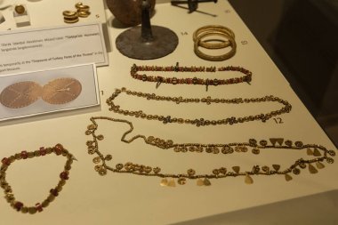 ANKARA, TURKEY - 15 Ağustos 2025: Ankara 'daki Anadolu Uygarlığı Müzesinde Antik boncuk ve mücevherler sergilendi