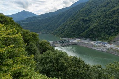 Nehirde baraj manzarası