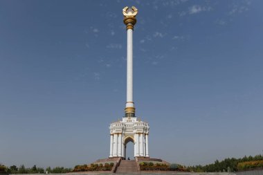 Dushanbe, Tacikistan 'daki Stella Bağımsızlık Parkı' nın doğu bölümünde yer alan uzun, beyaz ve altın işlemeli bir anıttır.