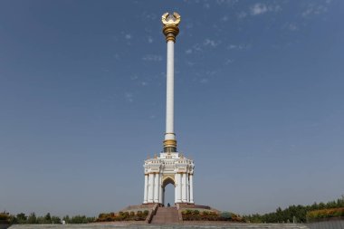 Dushanbe, Tacikistan 'daki Stella Bağımsızlık Parkı' nın doğu bölümünde yer alan uzun, beyaz ve altın işlemeli bir anıttır.