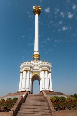 DUSHANBE, TAJIKISTAN - 20 Ağustos 2025: Dushanbe, Tacikistan 'da Independence Stella, Bağımsızlık Parkının doğu kesiminde yer alan uzun, beyaz ve altın işlemeli bir anıttır.