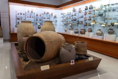 TAJIKISTAN - 20 Ağustos 2025: Dushanbe 'deki Tacikistan Ulusal Müzesi' nde kil çömlek koleksiyonu