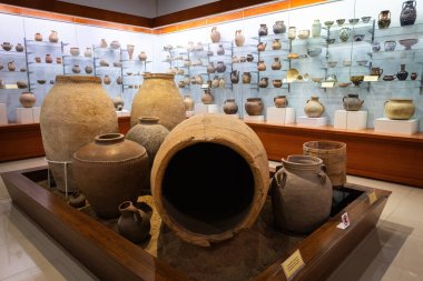 DUSHANBE, TAJIKISTAN - 20 Ağustos 2025: Dushanbe 'deki Tacikistan Ulusal Müzesi' nde kil çömlek koleksiyonu