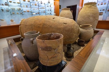 DUSHANBE, TAJIKISTAN - 20 Ağustos 2025: Dushanbe 'deki Tacikistan Ulusal Müzesi' nde kil çömlek koleksiyonu