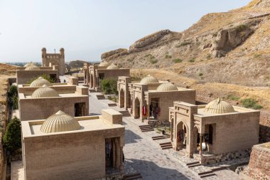 Geleneksel Orta Asya tarzı pazar caddesi Hisor, Tacikistan 'da yeniden inşa edilen kalenin içinde.