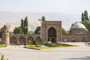 DUSHANBE, TAJIKISTAN - 20 Ağustos 2025: Hisor, Tacikistan 'da Madrassa-i Kuhna' nın mimari detayları