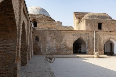 DUSHANBE, TAJIKISTAN - 20 Ağustos 2025: Hisor, Tacikistan 'da Madrassa-i Kuhna' nın mimari detayları