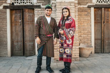 DUSHANBE, TAJIKISTAN - 20 Ağustos 2025: Tacikistan 'ın Hisor kentinde geleneksel kostümler giyen genç çift