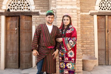 DUSHANBE, TAJIKISTAN - 20 Ağustos 2025: Tacikistan 'ın Hisor kentinde geleneksel kostümler giyen genç çift