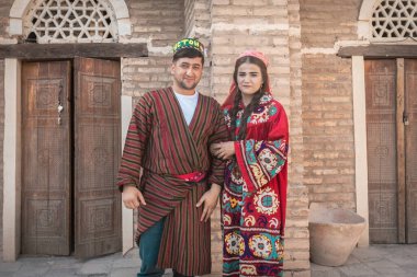 DUSHANBE, TAJIKISTAN - 20 Ağustos 2025: Tacikistan 'ın Hisor kentinde geleneksel kostümler giyen genç çift
